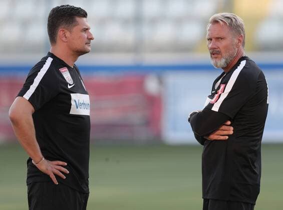 SOCCER - UEFA EL quali, Limassol vs A.Wien, preview LIMASSOL,CYPRUS,01.AUG.17 - SOCCER - UEFA Europa League qualification, AEL Limassol vs FK Austria Wien, preview, training A.Wien. Image shows player anlyst Kai-Normen Schulz and head coach Thorsten Fink (A.Wien). GEPAxpictures xChristianxOrt