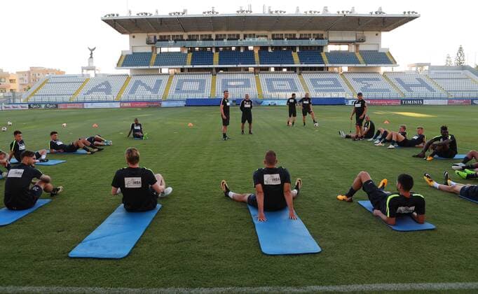 SOCCER - UEFA EL quali, Limassol vs A.Wien, preview LIMASSOL,CYPRUS,01.AUG.17 - SOCCER - UEFA Europa League qualification, AEL Limassol vs FK Austria Wien, preview, training A.Wien. Image shows itness coach Nikola Vidovic, head coach Thorsten Fink (A.Wien). and the team of A.Wien. GEPAxpictures xChristianxOrt