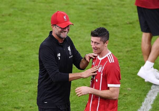 Fussball International Audi Cup 2017 Saison 2017 2018 01.08.2017 Halbfinale FC Bayern Muenchen - FC Liverpool Trainer Juergen Klopp (li, FC Liverpool) umarmt Robert Lewandowski (re, FC Bayern Muenchen) nach dem Spiel Muenchen 