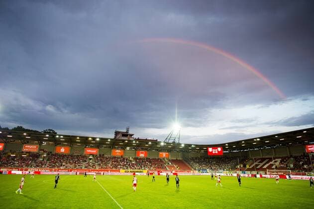 Bilder des Tages - SPORT Halle, Deutschland 01. August 2017: 3.Liga - 17 18 - Hallescher FC vs. FC Carl Zeiss Jena Tolle Lichtstimmung während des Spiels Halle vs Jena. Erdgas Sportpark