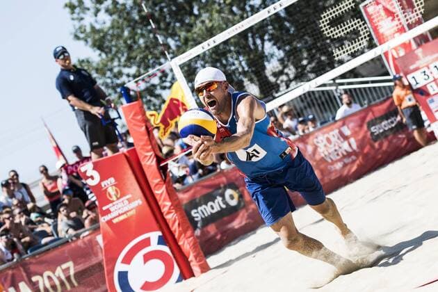 VIENNA, AUSTRIA - AUGUST 01: Jake Gibb of the United States sets the ball during Day 5 of the FIVB Beach volleyball Beachvolleyball World Championships 2017 on August 1, 2017 in Vienna, Austria. (Photo by Malte Christians Hoch Zwei) Vienna Austria xHOCHxZWEIx
