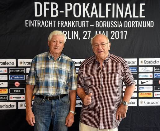02.08.2017 Frankfurt am Main, Commerzbanarena 1. Bundesliga Fussball Saison 2017 2018 Eintracht Frankfurt Sportgeschichte Frankfurter Fußballgeschichte mit Friedel Lutz ( 1959 Deutscher Meister , 1960 den Europapokalsieger ) und Dr. Peter Kunter (fliegender Zahnarzt 1974 und 1975 Pokalsiegsieger) Bild zeigt: Friedel Lutz und Dr. Peter Kunter
