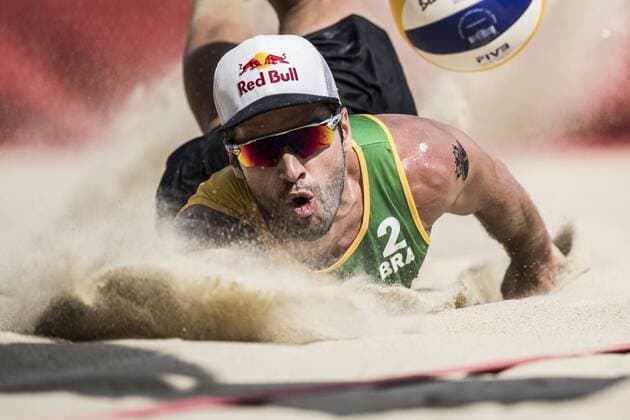 Themen der Woche - SPORT Bilder des Tages - SPORT VIENNA, AUSTRIA - AUGUST 02: Bruno Oscar Schmidt of Brazil in action during Day 6 of the FIVB Beach volleyball Beachvolleyball World Championships 2017 on August 2, 2017 in Vienna, Austria. (Photo by Malte Christians Hoch Zwei) Vienna Austria xHOCHxZWEIx