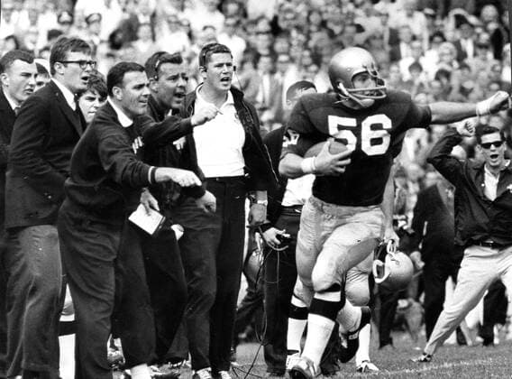 September 23, 1967 - South Bend, IN, USA - Notre Dame coach Ara Parseghian and his assistants give linebacker Dave Martin directions after he intercepted a pass against the University of California on Sept. 23, 1967 in South Bend, Ind. Ara Parseghian, who led Notre Dame to 2 national football championships, dies at 94 - ZUMAm67_ 19670923_zaf_m67_001 Copyright: xChicagoxTribunexHistoricalx