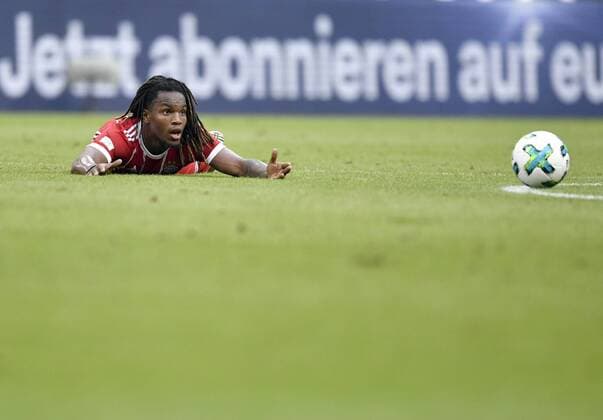 Themen der Woche - SPORT Bilder des Tages - SPORT Bauchlandung Bruchlandung Enttäuschung Renato Junio Luz Sanches FC Bayern München am Boden Symbolbild FC Bayern FCB vs SSC Neapel Spiel um Platz 3 Audi Cup 2017 02.08.2017 FC Bayern FCB vs SSC Neapel