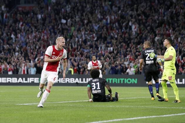 (L-R) Donny van de Beek of Ajax, Amin Younes of Ajax, Dante of OCG Nice, Maxime Le Marchand of OCG Nice, goalkeeper Yoan Cardinale of OCG Nice during the UEFA Champions League third round qualifying first leg match between Ajax Amsterdam and OGC Nice at the Amsterdam Arena on August 02, 2017 in Amsterdam, The Netherlands Ajax v OGC Nice UEFA Champions League 2017 2018 xVIxVIxImagesx xMauricexvanxSteenxIVx 8374024