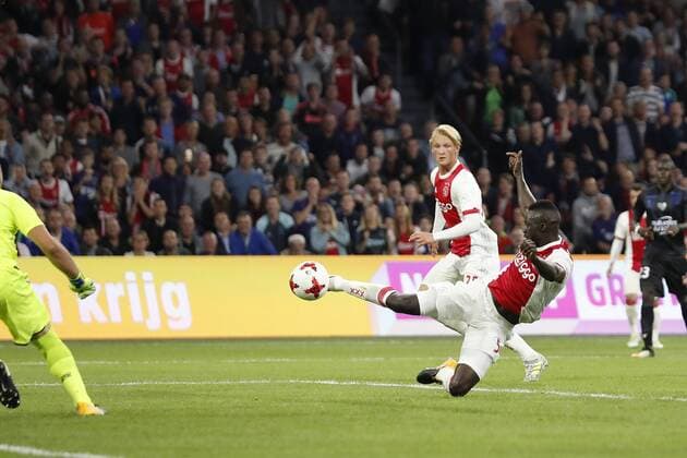 (L-R) goalkeeper Yoan Cardinale of OCG Nice, Davinson Sanchez of Ajax, Kasper Dolberg of Ajax, Malang Sarr of OCG Nice 2-1 during the UEFA Champions League third round qualifying first leg match between Ajax Amsterdam and OGC Nice at the Amsterdam Arena on August 02, 2017 in Amsterdam, The Netherlands Ajax v OGC Nice UEFA Champions League 2017 2018 xVIxVIxImagesx xMauricexvanxSteenxIVx 8374402