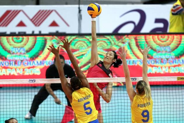 Zhu Ting of China, back, spikes against Brazil during their match of the FIVB Volleyball World Grand Prix Finals 2017 in Nanjing city, east China s Jiangsu province, 2 August 2017. China defeated Brazil 3-0 (25:22, 25:17, 29:27). China slashes Brazil 3-0 at FIVB Volleyball World Grand Prix Finals 2017  20170802_31867