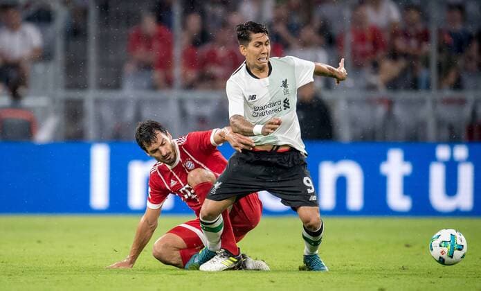 1. August 2017: Muenchen, Allianz Arena: Fussball Audi Cup 2017: FC Bayern Muenchen - FC Liverpool: Muenchens Mats Hummels (rot) gegen Liverpools Roberto Firmino.