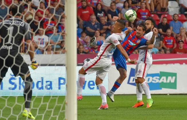 Fußball, EL Quali, Viktoria Pilsen - Steaua Bukarest Milan Petrzela of Victoria, second from right, in action during the 3rd qualifying round, Football European League match FC Viktoria Pilsen vs FC Steaua Bucurest (FCSB) in Pilsen, Czech Republic, August 2, 2017. (CTKxPhoto SlavomirxKubes) CTKPhotoP201708020883901  KBS_0025