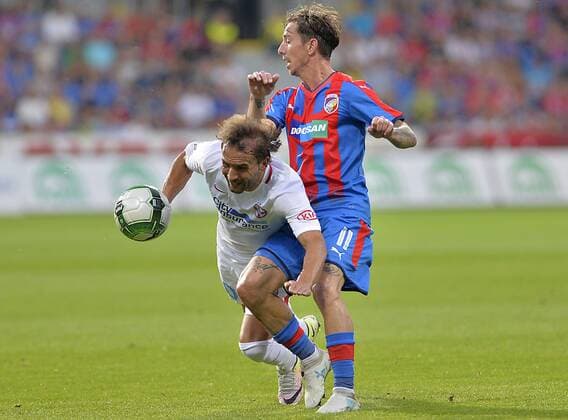 Fußball, EL Quali, Viktoria Pilsen - Steaua Bukarest Filipe Teixeira of FCSB, left, and Milan Petrzela of Victoria in action during the 3rd qualifying round, Football European League match FC Viktoria Pilsen vs FC Steaua Bucurest (FCSB) in Pilsen, Czech Republic, August 2, 2017. (CTKxPhoto KaterinaxSulova) CTKPhotoP201708020887301  suk1