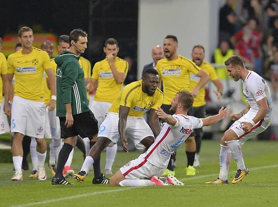 Fußball, EL Quali, Viktoria Pilsen - Steaua Bukarest Mihai Balasa of FCSB, on knees, wit his teammates celebrate the goal during the 3rd qualifying round, Football European League match FC Viktoria Pilsen vs FC Steaua Bucurest (FCSB) in Pilsen, Czech Republic, August 2, 2017. (CTKxPhoto KaterinaxSulova) CTKPhotoP201708020888501  suk2