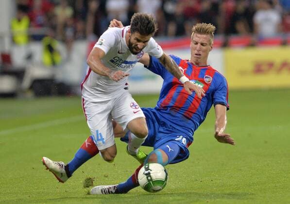 Fußball, EL Quali, Viktoria Pilsen - Steaua Bukarest Gabriel Enache of FCSB, left, and Diego Zivulic of Victoria in action during the 3rd qualifying round, Football European League match FC Viktoria Pilsen vs FC Steaua Bucurest (FCSB) in Pilsen, Czech Republic, August 2, 2017. (CTKxPhoto KaterinaxSulova) CTKPhotoP201708020905501  suk5
