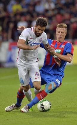 Fußball, EL Quali, Viktoria Pilsen - Steaua Bukarest Gabriel Enache of FCSB, left, and Diego Zivulic of Victoria in action during the 3rd qualifying round, Football European League match FC Viktoria Pilsen vs FC Steaua Bucurest (FCSB) in Pilsen, Czech Republic, August 2, 2017. (CTKxPhoto KaterinaxSulova) CTKPhotoP201708020905601  suk6