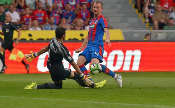 Fußball, EL Quali, Viktoria Pilsen - Steaua Bukarest Goalkeeper of FCSB, left, and Michael Krmencik of Victoria in action during the 3rd qualifying round, Football European League match FC Viktoria Pilsen vs FC Steaua Bucurest (FCSB) in Pilsen, Czech Republic, August 2, 2017. (CTKxPhoto SlavomirxKubes) CTKPhotoP201708020909401  KBS_0018