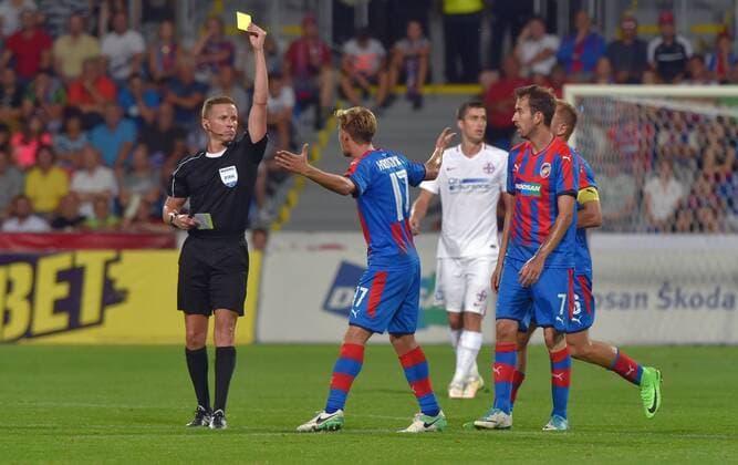 Fußball, EL Quali, Viktoria Pilsen - Steaua Bukarest Patrik Hrosovsky of Victoria receives the yellow card during the 3rd qualifying round, Football European League match FC Viktoria Pilsen vs FC Steaua Bucurest (FCSB) in Pilsen, Czech Republic, August 2, 2017. (CTKxPhoto SlavomirxKubes) CTKPhotoP201708020930301  KBS_0076