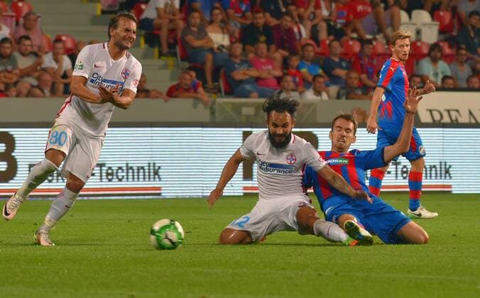 Fußball, EL Quali, Viktoria Pilsen - Steaua Bukarest Junior Morais of FCSB, centre left, and Tomas Horava of Victoria in action during the 3rd qualifying round, Football European League match FC Viktoria Pilsen vs FC Steaua Bucurest (FCSB) in Pilsen, Czech Republic, August 2, 2017. (CTKxPhoto SlavomirxKubes) CTKPhotoP201708020962101  KBS_0087