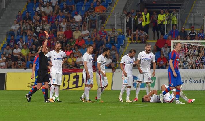 Fußball, EL Quali, Viktoria Pilsen - Steaua Bukarest Michael Krmencik of Victoria receives the red card during the 3rd qualifying round, Football European League match FC Viktoria Pilsen vs FC Steaua Bucurest (FCSB) in Pilsen, Czech Republic, August 2, 2017. (CTKxPhoto SlavomirxKubes) CTKPhotoP201708020981701  KBS_0082