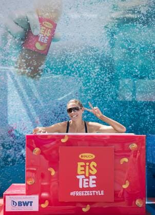 Beach volleyball Beachvolleyball - FIVB World Championships 2017 VIENNA,AUSTRIA,02.AUG.17 - BEACH VOLLEYBALL - FIVB World Championships. Image shows fans at the Rauch stand. Keywords: Eisteeffekt. GEPAxpictures xMaticxKlansek