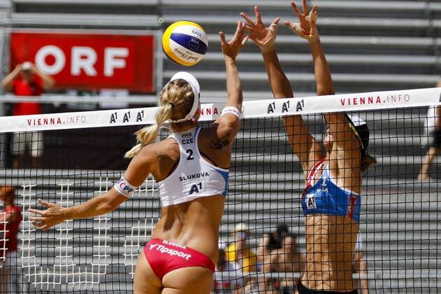 Viden, Rakousko - 3.srpen 2017. Osmifinalovy zapas mezi Barborou HERMANNOVOU, Marketou SLUKOVOU (CZE) a Lauren FENDRICK, April ROSS (USA) na mistrovstvi sveta v beach volejbale ve Vidni 2017. CTKPhotoF201708030759601 
