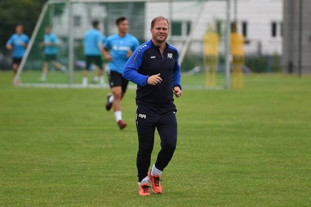 Fussball, Herren, Regionalliga Nordost, Saison 2017 18, Training BFC Dynamo, Cheftrainer Rene Rydlewicz (BFC Dynamo) macht beim Lauftraining mit, 03.08.17, Copyright: xMichaelxHundtx xMatthiasxKochx