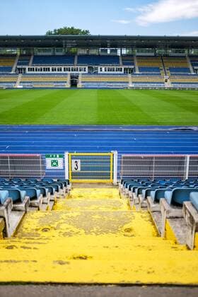 Das Ernst Abbe Sportfeld Jena. Heimspielstadion des FC Carl Zeiss Jena Blick von der veralteten Gegengerade in Richtung Haupttribüne EAS Jena