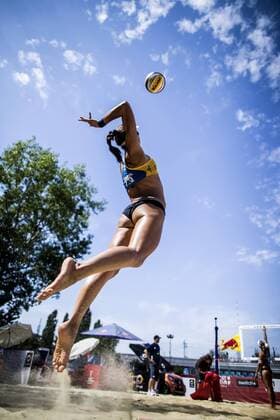 Themen der Woche - SPORT Bilder des Tages - SPORT VIENNA, AUSTRIA - AUGUST 03: Carolina Solberg Salgado of Brazil serves the ball during Day 7 of the FIVB Beach volleyball Beachvolleyball World Championships 2017 on August 3, 2017 in Vienna, Austria. (Photo by Michael Kunkel Hoch Zwei) Vienna Austria xHOCHxZWEIx