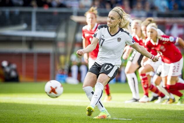 BREDA - 03-08-2017 Rat Verleghstadion. EK vrouwenvoetbal, Woman s Euro 2017, halve finale Denemarken - Oostenrijk. Sarah Puntigam neemt penalty, maar mist. Denemarken - Oostenrijk  x1661797x