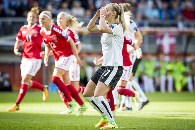 BREDA - 03-08-2017 Rat Verleghstadion. EK vrouwenvoetbal, Woman s Euro 2017, halve finale Denemarken - Oostenrijk. Sarah Puntigam neemt penalty, maar mist. Denemarken - Oostenrijk  x1661798x