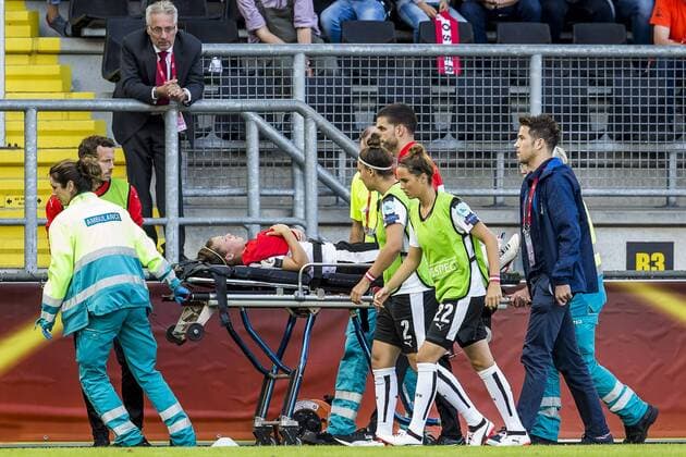 BREDA - 03-08-2017 Rat Verleghstadion. EK vrouwenvoetbal, Woman s Euro 2017, halve finale Denemarken - Oostenrijk. Nicole Billa, verlaat per brancard het stadion, op weg naar het ziekenhuis. Denemarken - Oostenrijk  x1661825x