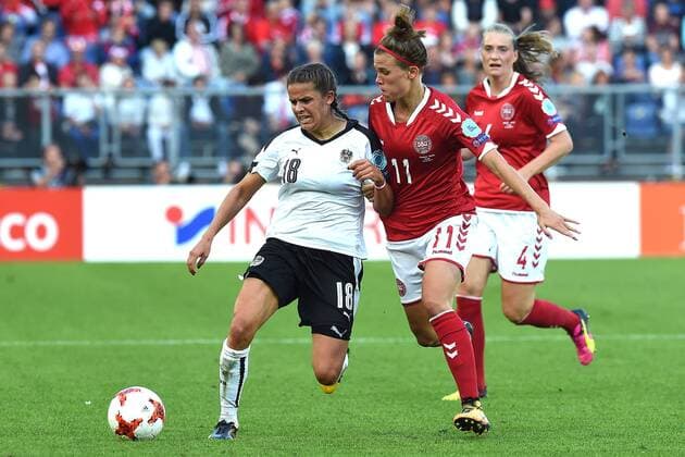 Fußball UEFA Women s Euro Halbfinale Dänemark - Österreich am 03.08.2017 im Rat Verlegh Stadion in Breda Laura Feiersinger ( Österreich ), links - Katrine Veje ( Dänemark ), rechts xRx