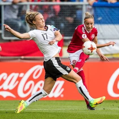 Themen der Woche - SPORT Bilder des Tages - SPORT BREDA - 03-08-2017. Rat Verleghstadion , EK vrouwenvoetbal, Woman s Euro 2017, halve finale Denemarken - Oostenrijk , Duel met l-r , Sarah Puntigam Sanne Troelsgaard Denemarken - Oostenrijk  x1661826x
