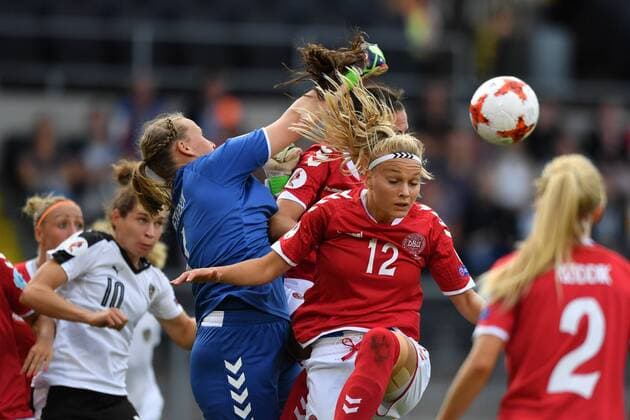Stina Lykke Petersen (Torwart, Daenemark, Denmark) (1) klärt Eckball vor Stine Larsen (Daenemark, Denmark) (12), Fussball, UEFA Women s EURO 2017,Halbfinale , Dänemark - Österreich, xmkx
