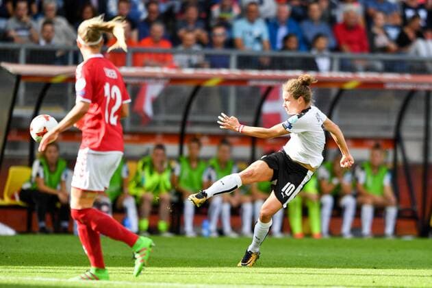 Nina Burger (Österreich) (10) schiesst aufs Tor, Fussball, UEFA Women s EURO 2017,Halbfinale , Dänemark - Österreich, xmkx
