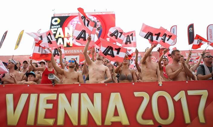 Bilder des Tages - SPORT Beach volleyball Beachvolleyball - FIVB World Championships 2017 VIENNA,AUSTRIA,03.AUG.17 - BEACH VOLLEYBALL - FIVB World Championships. Image shows fans. GEPAxpictures xChristianxWalgram