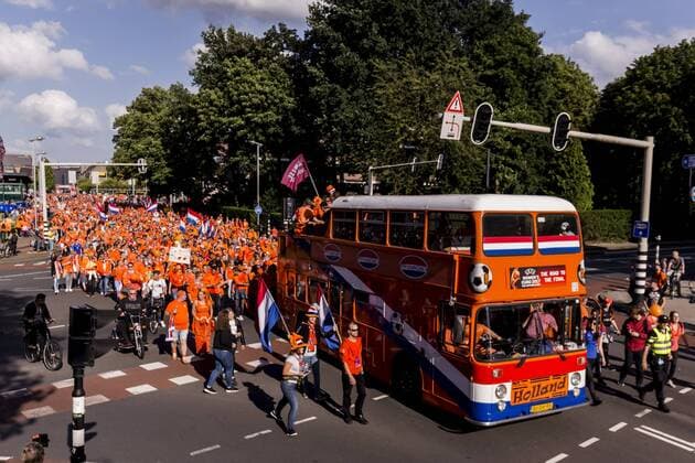 ENSCHEDE - 03-08-2017 , voetbal , WEURO 2017 halve finale , Stadion Grolsch Veste , seizoen 2017 2018 , Nederland - Engeland , Nederland supporters lopen in een stoet naar het stadion waar straks de halve finale gespeeld wordt Nederland - Engeland  x1661844x