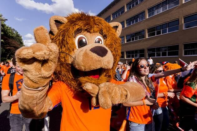 ENSCHEDE - 03-08-2017 , voetbal , WEURO 2017 halve finale , Stadion Grolsch Veste , seizoen 2017 2018 , Nederland - Engeland , Nederland supporters lopen in een stoet naar het stadion waar straks de halve finale gespeeld wordt Nederland - Engeland  x1661846x