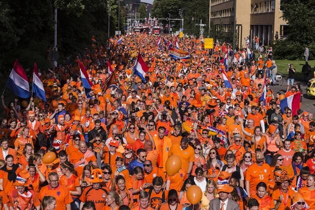 ENSCHEDE - 03-08-2017 , voetbal , WEURO 2017 halve finale , Stadion Grolsch Veste , seizoen 2017 2018 , Nederland - Engeland , Nederland supporters lopen in een stoet naar het stadion waar straks de halve finale gespeeld wordt Nederland - Engeland  x1661851x
