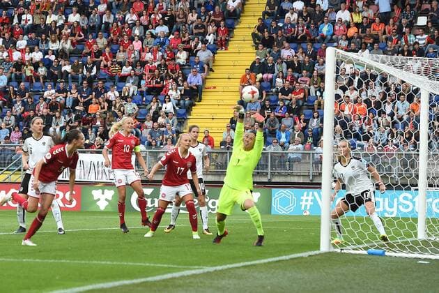 Fußball UEFA Women s Euro Halbfinale Dänemark - Österreich am 03.08.2017 im Rat Verlegh Stadion in Breda Manuela Zinsberger ( Österreich ), rechts - hält einen Kopfball von Simone Boye Sörensen ( Dänemark ), links xRx