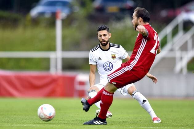 170803 Östersunds Gabriel Somi och FC Fola Esch Enis Saiti under fotbollsmatchen i kvalet till Europa League mellan Fola Esch och Östersund den 3 augusti 2017 i Esch-sur-Alzette.  Copyright: PETTERxARVIDSON BB170803PA047