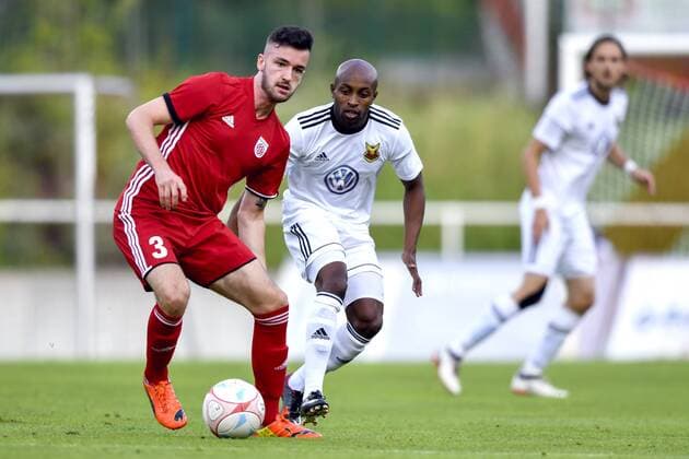170803 FC Fola Esch Alexander Cvetkovic och Östersunds Fouad Bachirou under fotbollsmatchen i kvalet till Europa League mellan Fola Esch och Östersund den 3 augusti 2017 i Esch-sur-Alzette.  Copyright: PETTERxARVIDSON BB170803PA049