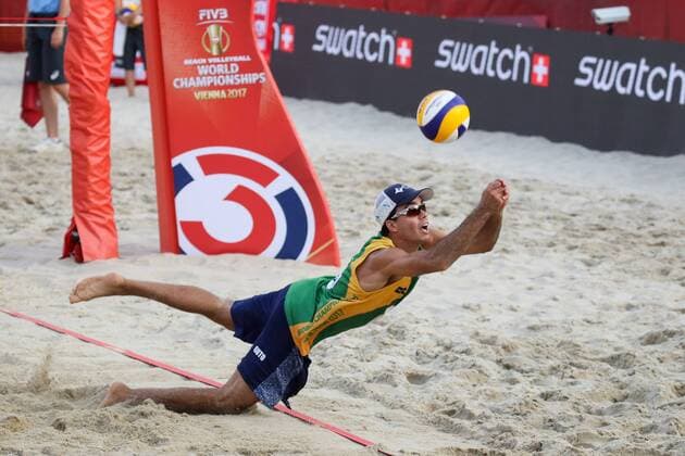 Beach volleyball Beachvolleyball - FIVB World Championships 2017 VIENNA,AUSTRIA,03.AUG.17 - BEACH VOLLEYBALL - FIVB World Championships, men. Image shows Gustavo Carvalhae (BRA). GEPAxpictures xMaticxKlansek