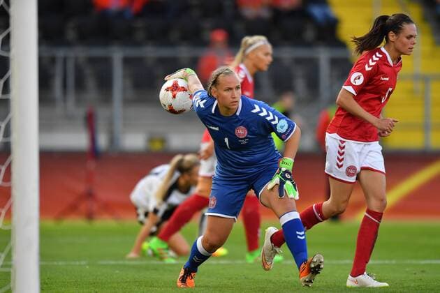 Stina Lykke Petersen (Torwart, Daenemark, Denmark) (1) rollt den Ball ab, Fussball, UEFA Women s EURO 2017,Halbfinale , Dänemark - Österreich, xmkx