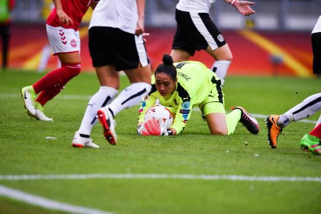 Manuela Zinsberger (Torwart, Österreich) (1) hält einen Ball am Boden, Fussball, UEFA Women s EURO 2017,Halbfinale , Dänemark - Österreich, xmkx