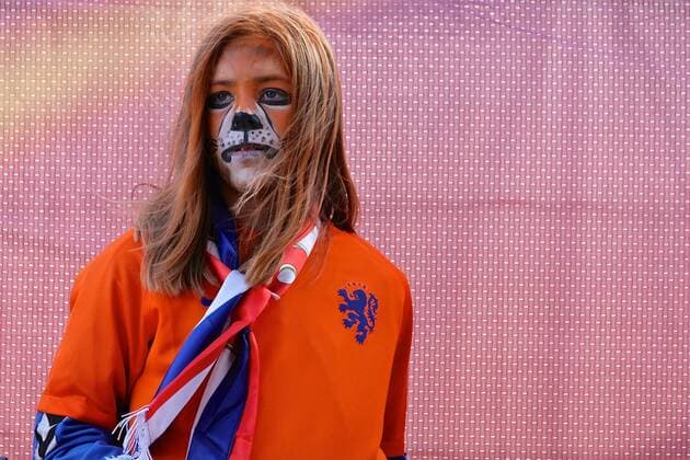 Bilder des Tages - SPORT Netherlands Women v England Women UEFA Women s Euros 2017 General view of the exterior of the stadium showing a Netherlands fan awaiting the arrival of the team coach pictured ahead of the UEFA Women s Euros 2017 Semi-final match at De Grolsch Veste, Enschede Copyright: xKristianxKanex FIL-10476-0020 UK Newspapers OUT
