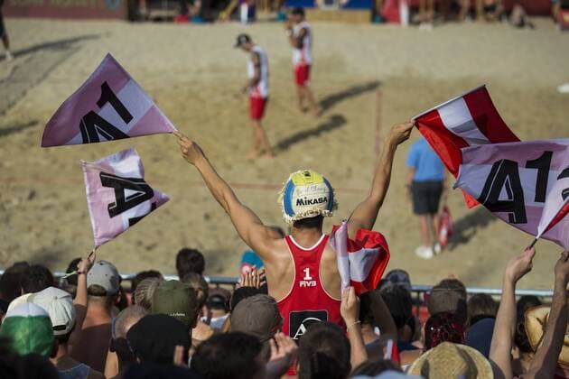 Bilder des Tages - SPORT VIENNA, AUSTRIA - AUGUST 03: Fans seen during Day 7 of the FIVB Beach volleyball Beachvolleyball World Championships 2017 on August 3, 2017 in Vienna, Austria. (Photo by Michael Kunkel Hoch Zwei) Vienna Austria xHOCHxZWEIx