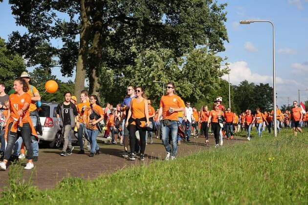 03.08.2017 xcex Niederlande, Holland, De Grolsch VEste Fussball, Frauenfussball Womens Euro 2017, Frauenfussball EM, Europameisterschaft Halbfinale Niederlande - England Die Holländischen Fans beim Fanmarsch Fanwalk tauchen alles in Orange