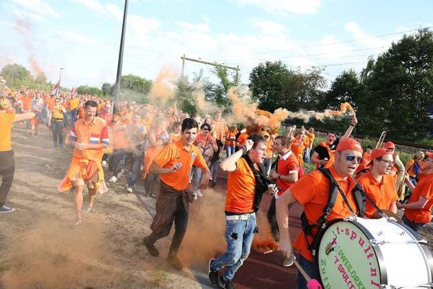 03.08.2017 xcex Niederlande, Holland, De Grolsch VEste Fussball, Frauenfussball Womens Euro 2017, Frauenfussball EM, Europameisterschaft Halbfinale Niederlande - England Die Holländischen Fans beim Fanmarsch Fanwalk tauchen alles in Orange