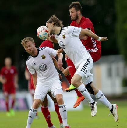 Stefano Bensi (Fola Esch - 27) im Zweikampf mit Tom Pettersson (Ostersunds 2) 03.08.2017 Fussball Europa League Qualifikation, 3. Runde, Rueckspiel Saison 2017-2018 03.08.2017 LUX, ELQ, Fola Esch (LUX) - Ostersunds SK (SWE) Stade Emile Maryrisch, Esch-Alzette 