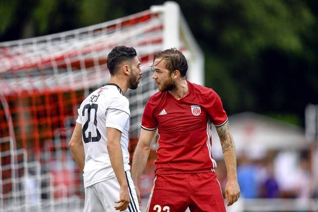 170803 Östersunds Gabriel Somi och FC Fola Esch Tom Laterza i en het ordväxling under fotbollsmatchen i kvalet till Europa League mellan Fola Esch och Östersund den 3 augusti 2017 i Esch-sur-Alzette.  Copyright: PETTERxARVIDSON BB170803PA064